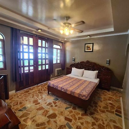 פוארטו גאלרה Blue Crystal Beach Resort מראה חיצוני תמונה