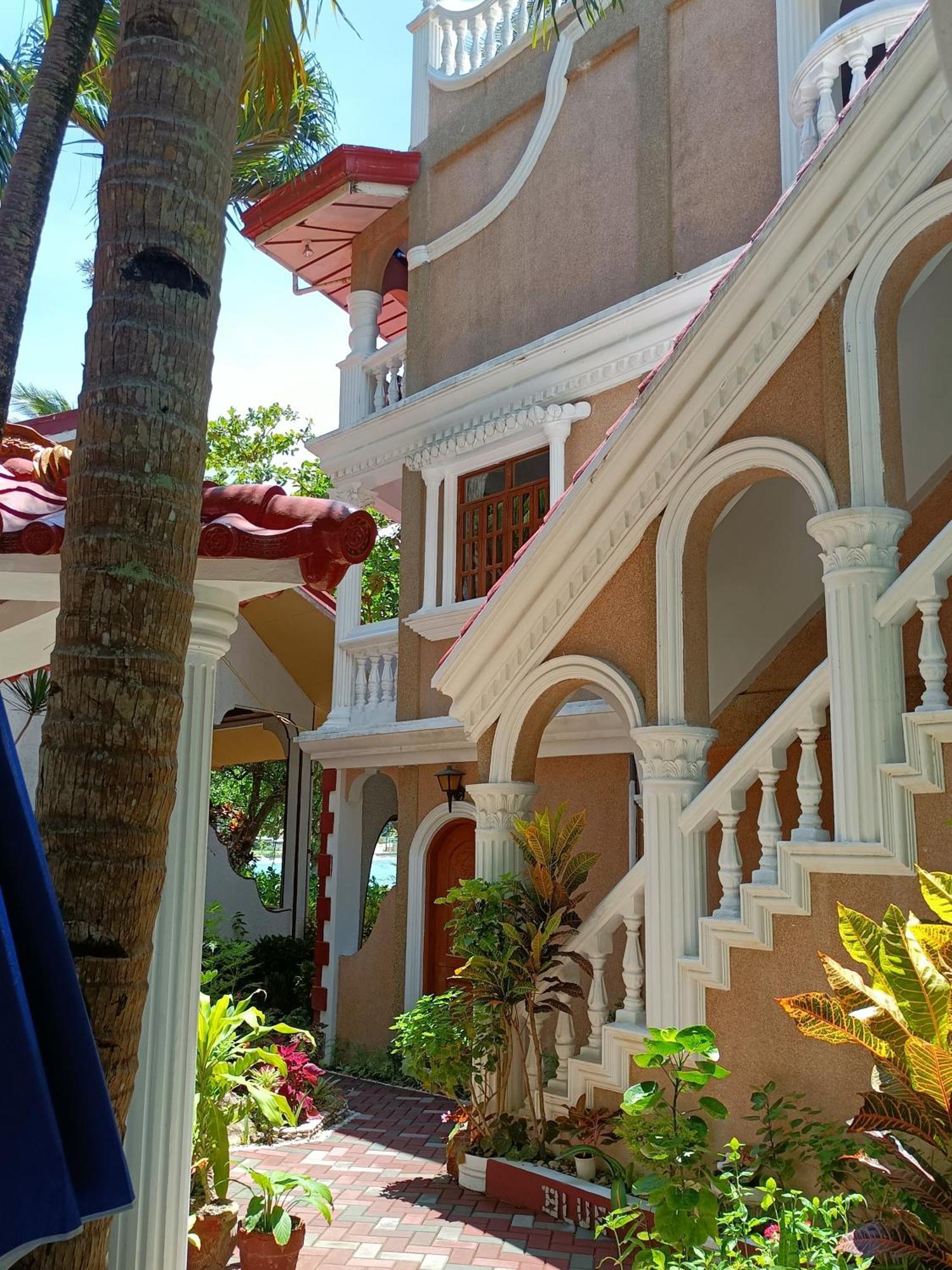 פוארטו גאלרה Blue Crystal Beach Resort מראה חיצוני תמונה