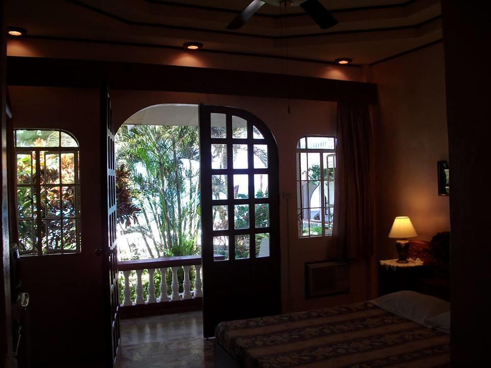 פוארטו גאלרה Blue Crystal Beach Resort מראה חיצוני תמונה