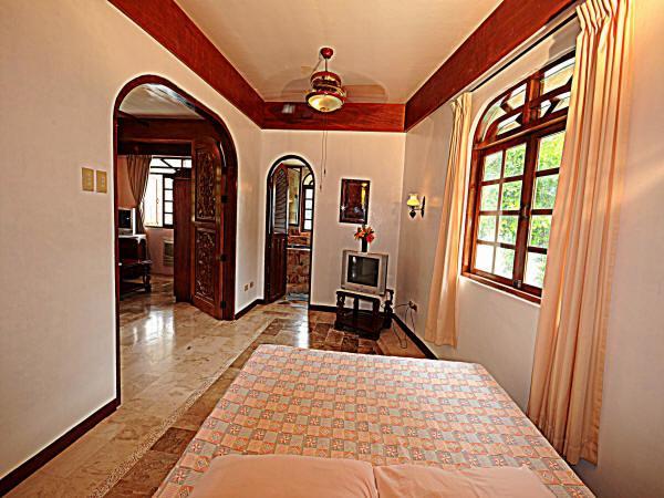 פוארטו גאלרה Blue Crystal Beach Resort מראה חיצוני תמונה