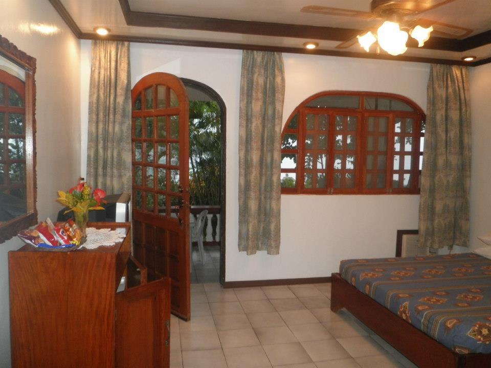 פוארטו גאלרה Blue Crystal Beach Resort מראה חיצוני תמונה