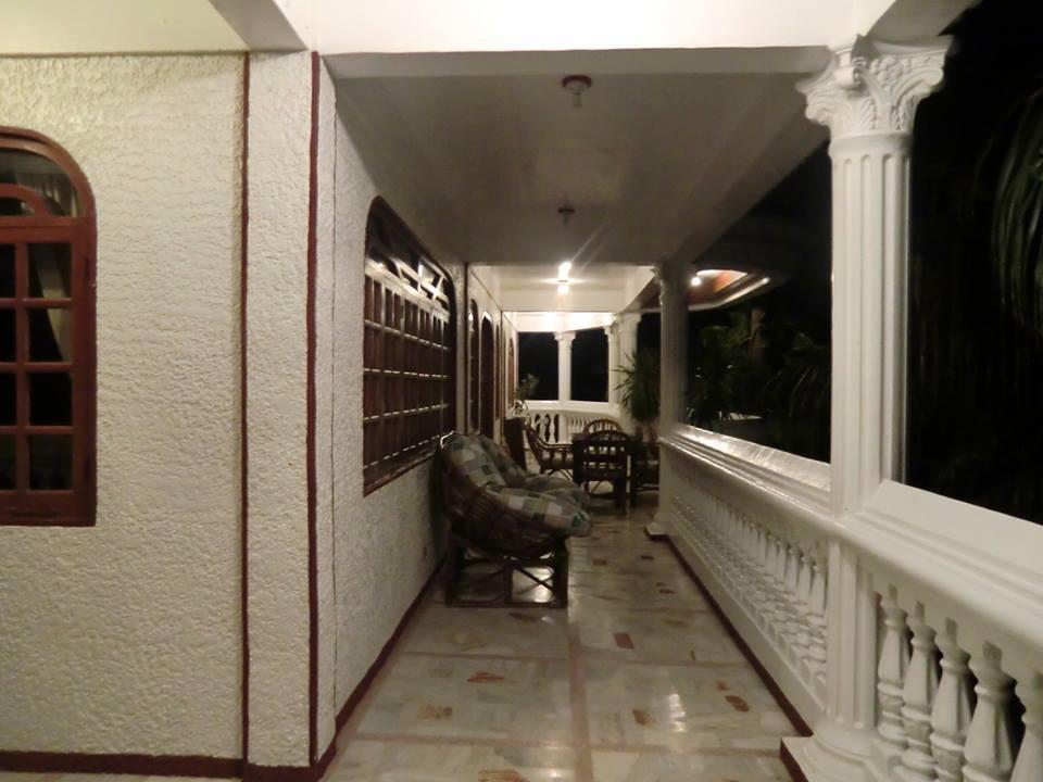 פוארטו גאלרה Blue Crystal Beach Resort מראה חיצוני תמונה